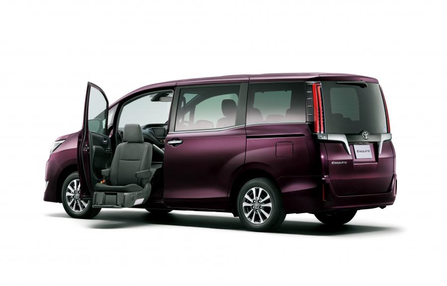  Toyota Esquire 2017 года  (фото 2 из 6)